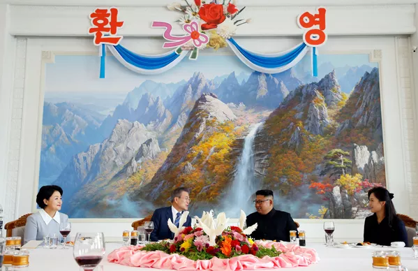 金正恩委員長と文在寅大統領 夫人ら同伴の晩さん会 金正恩委員長と文在寅大統領 夫人ら同伴の晩さん会 - Sputnik 日本