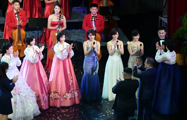 南北首脳 舞台に上がり、演技を終えたアーティストらに歩みよる 南北首脳 舞台に上がり、演技を終えたアーティストらに歩みよる - Sputnik 日本