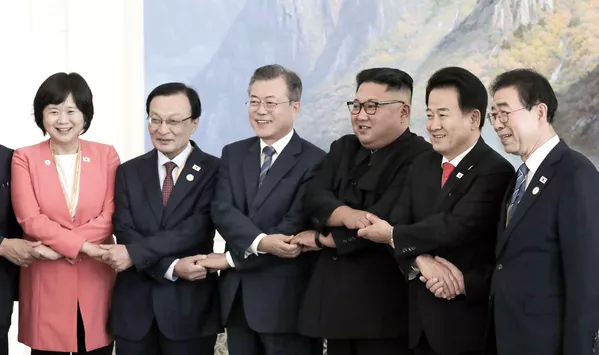 金正恩委員長と文在寅大統領 写真撮影のためにポーズ 金正恩委員長と文在寅大統領 写真撮影のためにポーズ - Sputnik 日本