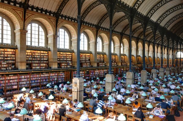 パリのサント・ジュヌヴィエーヴ図書館　透かし彫りの金属製アーチの巨大ホールが美しい　１９世紀のフランス建築様式のシンボル - Sputnik 日本