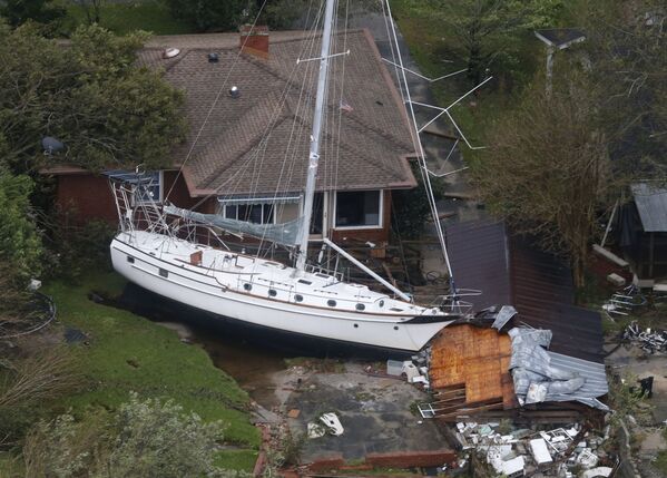 ハリケーン「フローレンス」の結果、米ニューバーンにある家屋とガレージに襲いかかったヨット - Sputnik 日本