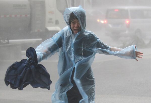 台風２２ 号（マンクット）襲来時の中国の女性 - Sputnik 日本