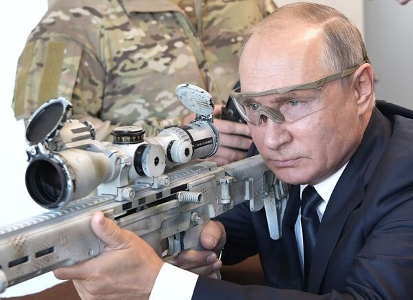 狙撃銃を撃つロシアのプーチン大統領 - Sputnik 日本