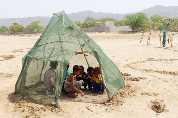 イエメンのキャンプに滞在する難民の子供たち - Sputnik 日本
