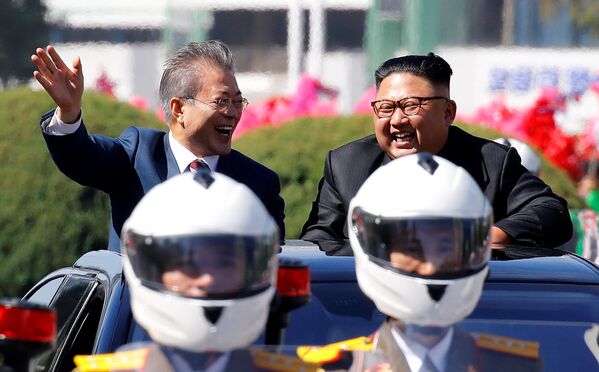 平壌市内を車列で移動する韓国の文在寅大統領と朝鮮民主主義人民共和国（北朝鮮）の金正恩委員長 - Sputnik 日本