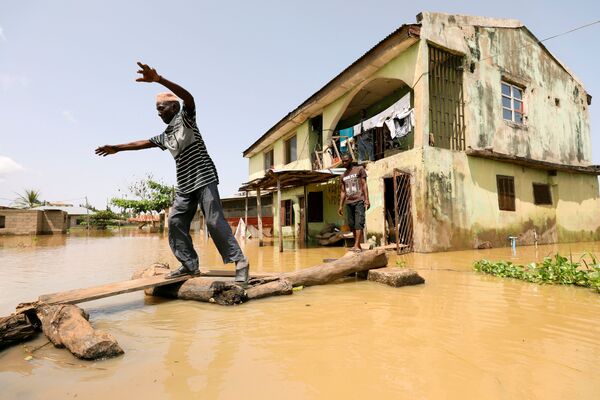 洪水後に冠水したナイジェリア・コギ州の街路での住民ら - Sputnik 日本