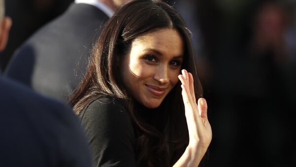Meghan Markle waves as she leaves with Prince Harry after watching a hip hop opera performance by young people involved in the Full Effect programme at the Nottingham Academy school in Nottingham, England, Friday Dec. 1, 2017 - Sputnik 日本