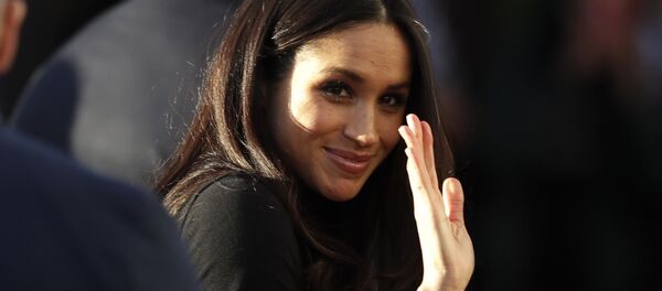 Meghan Markle waves as she leaves with Prince Harry after watching a hip hop opera performance by young people involved in the Full Effect programme at the Nottingham Academy school in Nottingham, England, Friday Dec. 1, 2017 Meghan Markle waves as she leaves with Prince Harry after watching a hip hop opera performance by young people involved in the Full Effect programme at the Nottingham Academy school in Nottingham, England, Friday Dec. 1, 2017 - Sputnik 日本