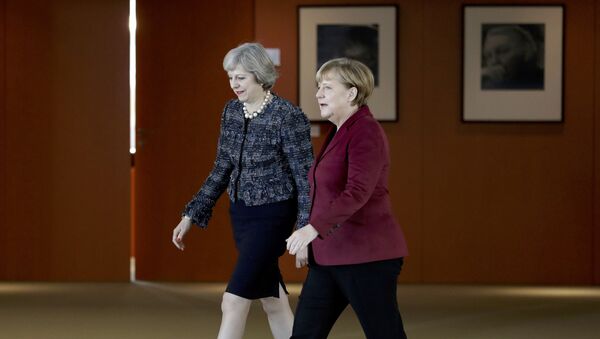 German Chancellor Merkel and Britain's Prime Minister May arrive for a statement prior to a meeting at the chancellery in Berlin - Sputnik 日本