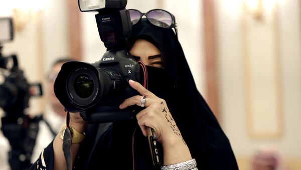 Una mujer saudí toma una foto - Sputnik 日本