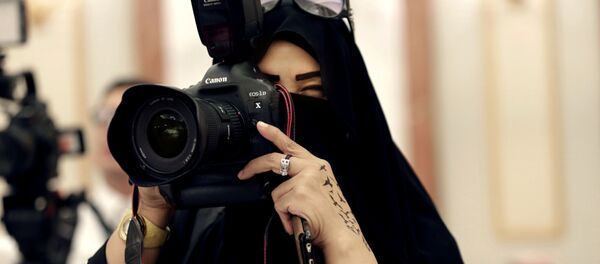 Una mujer saudí toma una foto - Sputnik 日本
