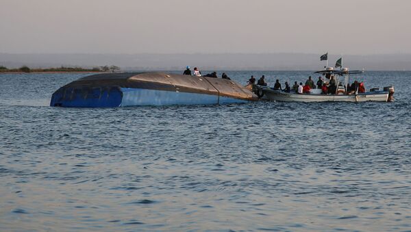На месте крушения пассажирского парома на озере Виктория в Танзании - Sputnik 日本