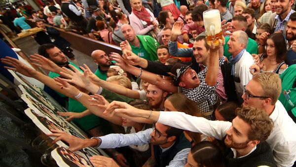 Посетители тянутся за первыми кружками пива на фестивале Октоберфест в Мюнхене - Sputnik 日本