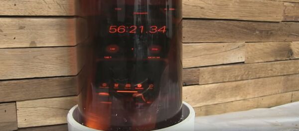 Новый смартфон iPhone XS Max проверяют на герметичность, опустив на пять часов в пиво. - Sputnik 日本