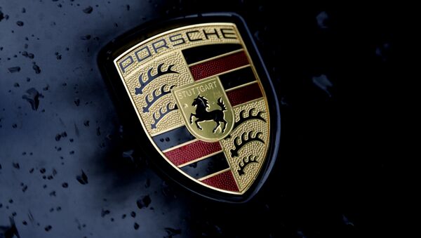 The logo of German car manufacturer Porsche is rain covered at a car in Munich, Germany, Friday, July 28, 2017 - Sputnik 日本