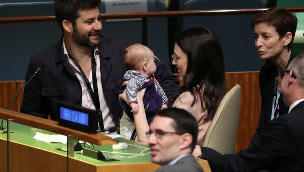 Премьер-министр Новой Зеландии Джасинда Ардерн со своим ребенком на 73-й сессии Генеральной Ассамблеи ООН - Sputnik 日本