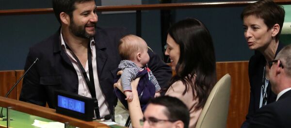 Премьер-министр Новой Зеландии Джасинда Ардерн со своим ребенком на 73-й сессии Генеральной Ассамблеи ООН - Sputnik 日本