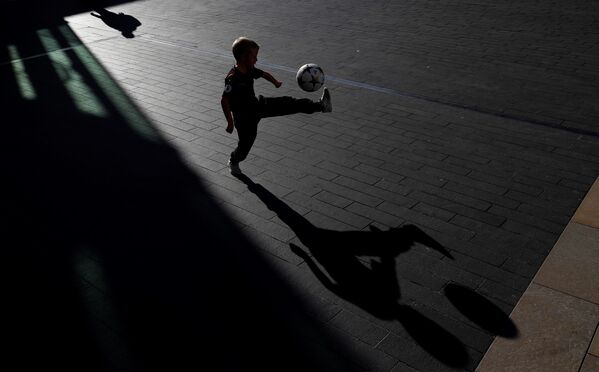 ＦＩＦＡ授賞式開始前　ロイヤル・フェスティバル・ホール近くでサッカーをする少年　英国　ロンドン - Sputnik 日本