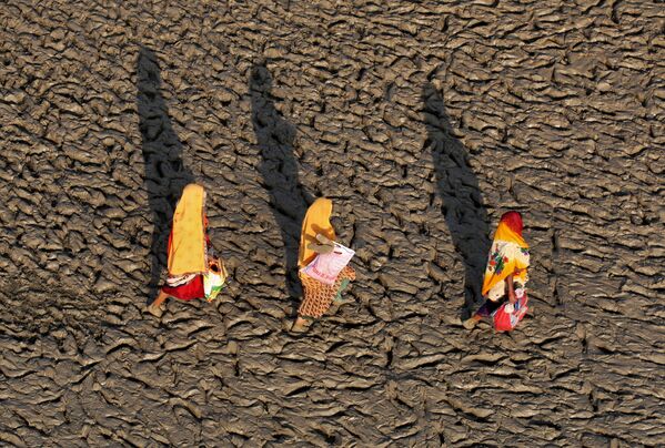 ガンジス川を歩いて渡る女性たち　インド - Sputnik 日本