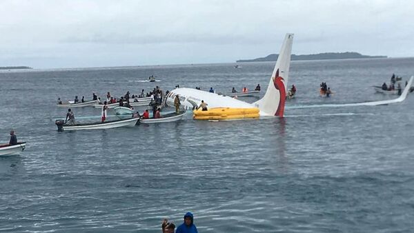 Самолет Boeing 737-800 авиакомпании Air Niugini выкатился в море после посадки на острове Вено в Микронезии - Sputnik 日本