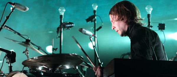 Ударник исландской группы Sigur Rуs Орри Паудль Дирасон во время выступления в Нью-Йорке Ударник исландской группы Sigur Rуs Орри Паудль Дирасон во время выступления в Нью-Йорке - Sputnik 日本