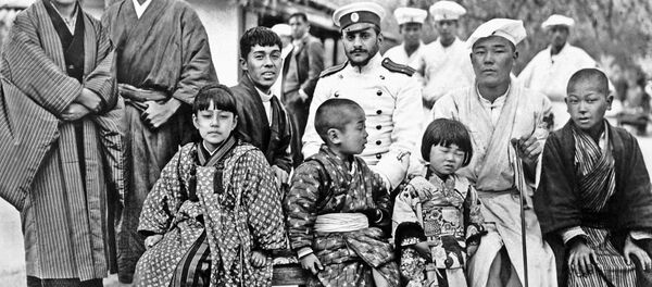 負傷した日本兵の家族に囲まれるロシア人将校、日本、松山市 - Sputnik 日本