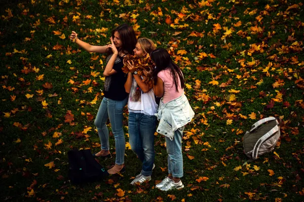 ツァリツィノ公園で写真を撮る女性たち モスクワ ツァリツィノ公園で写真を撮る女性たち モスクワ - Sputnik 日本