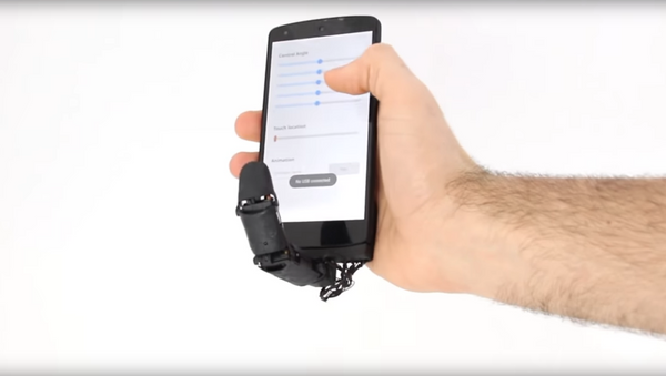 Роботизированное устройство в виде пальца, которое крепится к смартфону MobiLimb - Sputnik 日本