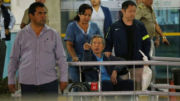 Бывший президент Перу Альберто Фухимори при выходе из клиники Centenario в Лиме - Sputnik 日本