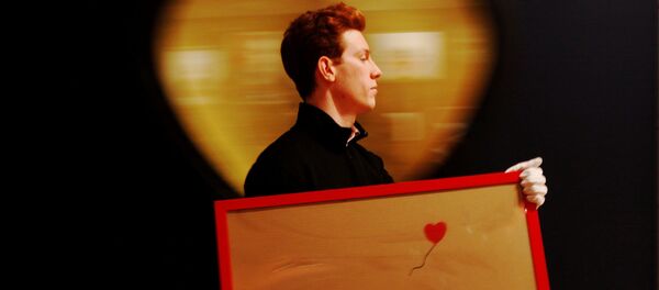 ２０１２年「風船と少女」を運ぶ職員　ボナムズ・オークション会場　ロンドン - Sputnik 日本