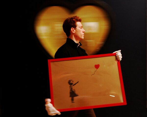 「風船と少女」を運ぶ職員　ボナムズ・オークション会場　ロンドン、２０１２年 - Sputnik 日本