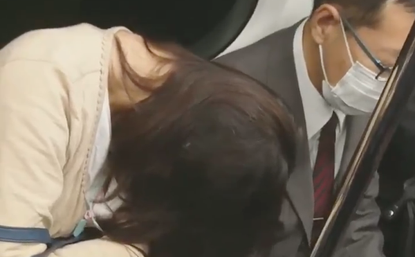 電車で寝ている隣りが肩にずっしり この男性の選択は褒められない 電車で寝ている隣りが肩にずっしり この男性の選択は褒められない - Sputnik 日本