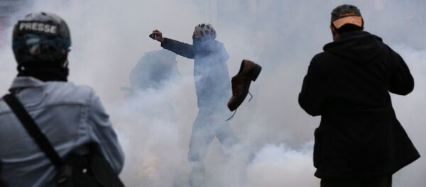 Столкновения протестующих с полицией в Париже Столкновения протестующих с полицией в Париже - Sputnik 日本