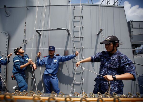 日本のヘリ空母「かが」の女性乗組員、訓練時 - Sputnik 日本