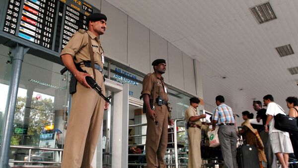 Armed Central Industrial Security Force Officials checking the passengers at Chennai International Airport in Chennai, India (File) - Sputnik 日本