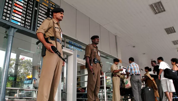 Armed Central Industrial Security Force Officials checking the passengers at Chennai International Airport in Chennai, India (File) - Sputnik 日本