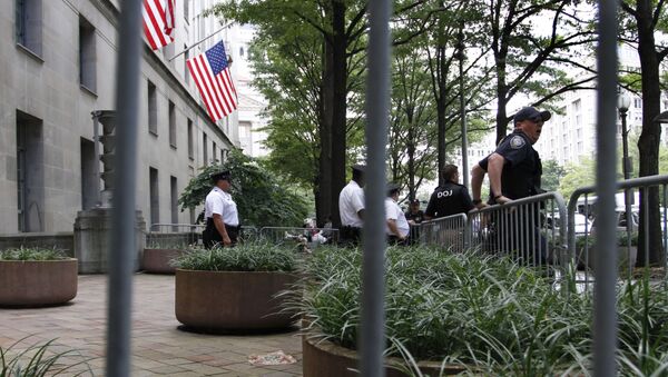 Полицейские у входа в здание Министерства юстиции в Вашингтоне - Sputnik 日本