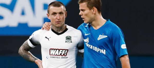 Игрок ФК Зенит Александр Кокорин  и игрок ФК Краснодар Павел Мамаев после матча 10-го тура чемпионата России по футболу  Игрок ФК Зенит Александр Кокорин  и игрок ФК Краснодар Павел Мамаев после матча 10-го тура чемпионата России по футболу  - Sputnik 日本