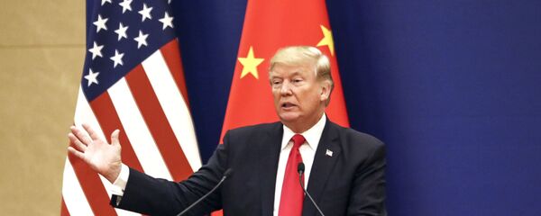 Президент США Дональд Трамп на фоне американского и китайского флага. Архивное фото - Sputnik 日本