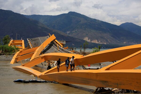 地震で損傷した橋を渡る人々。インドネシア・スラウェシ島 - Sputnik 日本