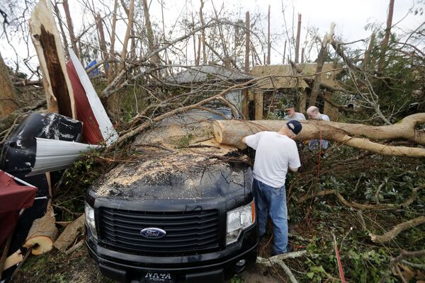 ハリケーン「マイケル」の影響で倒れた木を処理する人々。フロリダ州パナマシティ - Sputnik 日本