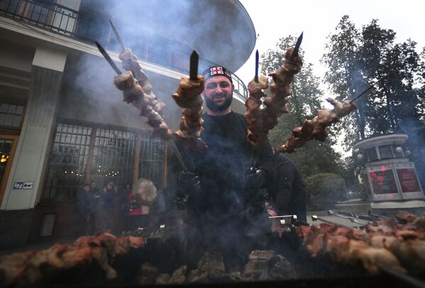 串焼き肉をつくる男性。モスクワ - Sputnik 日本