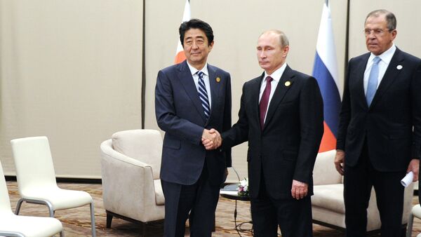 Japanese Prime Minister Shinzo Abe, left, shakes hands with Russian President Vladimir Putin prior their talks during the G-20 Summit in Antalya, Turkey, Monday, Nov. 16, 2015 - Sputnik 日本
