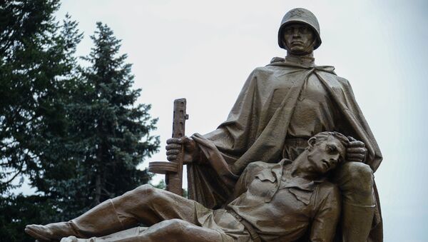 Скульптурная композиция на кладбище-мавзолее советских воинов в Варшаве. Архивное фото - Sputnik 日本