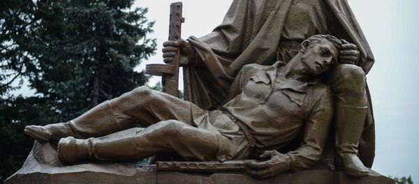 Скульптурная композиция на кладбище-мавзолее советских воинов в Варшаве. Архивное фото - Sputnik 日本