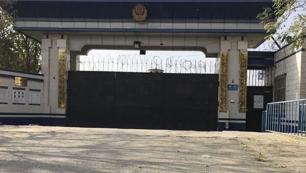Вход в тюрьму в городе Корла в регионе Синьцзян, где по слухам содержатся мусульмане с целью изменения их поведения, Китай - Sputnik 日本