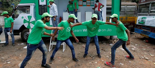 Представители WhatsApp-Reliance Jio в Индии Представители WhatsApp-Reliance Jio в Индии - Sputnik 日本