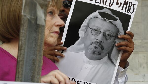 People hold signs during a protest at the Embassy of Saudi Arabia about the disappearance of Saudi journalist Jamal Khashoggi, Wednesday, Oct. 10, 2018, in Washington. - Sputnik 日本
