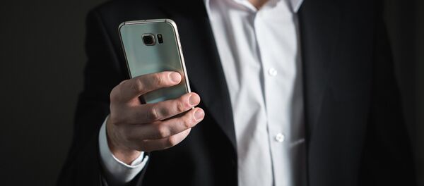 Un hombre con su smartphone Un hombre con su smartphone - Sputnik 日本