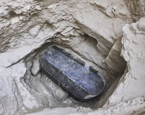 エジプトで行われた発掘調査で見つかった黒い花崗岩の石棺 - Sputnik 日本